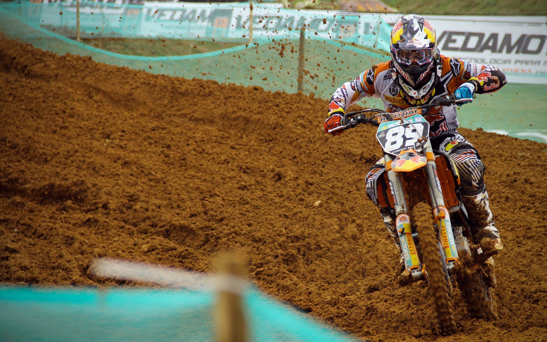 米兰体育官网-球场内外：比赛精彩、悬念和球迷支持完美结合，球场内讧